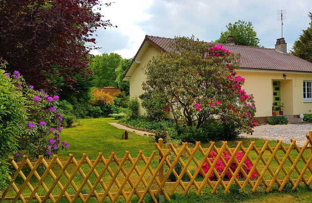 HOUSE ON GARDEN OF CHARM IN THE VILLAGE GARDEN OF VARENGEVILLE ON SEA