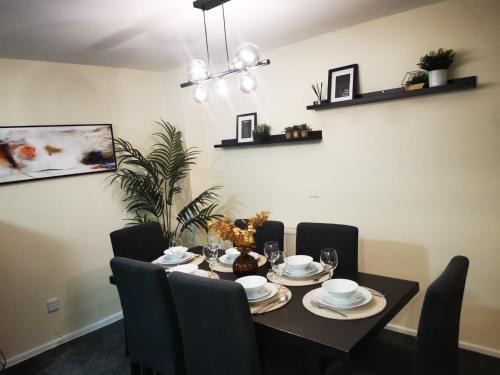 House - Sleeps up to 10 & Free Parking