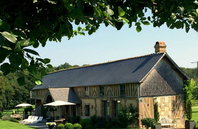 House with character and atypical charm in a large park in Tordouet, Normandy