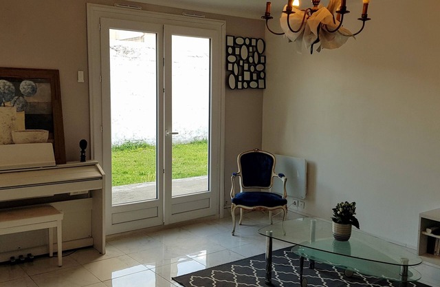 House with garden and parking 15 minutes from Champs Elysées