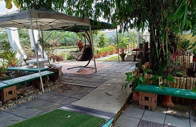 House with Garden View