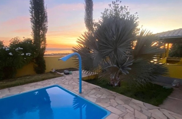 House with heated pool for up to 16 people close to the beach.