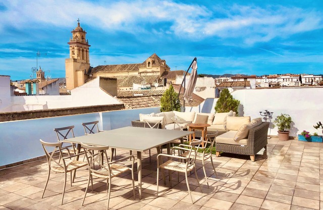 HOUSE WITH PATIO AND TERRACE