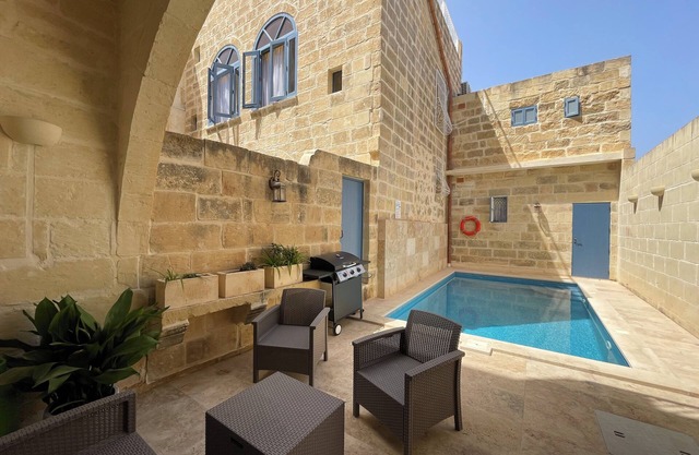 House with pool for 10 persons, central yet quiet area