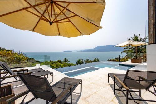 House with pool in condo and leisure by the sea