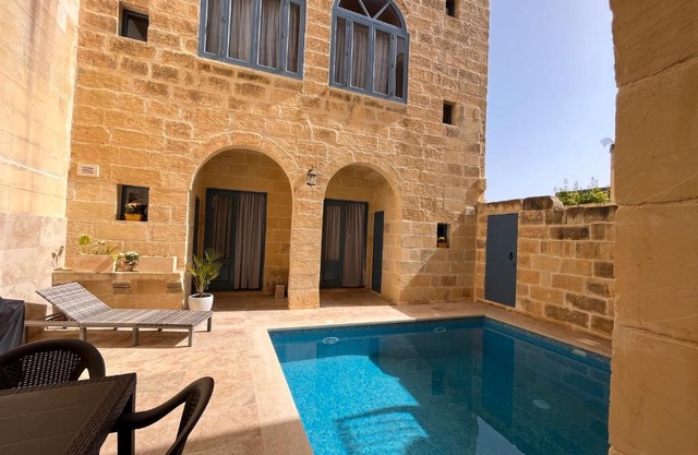 House with pool & jacuzzi for 5 persons