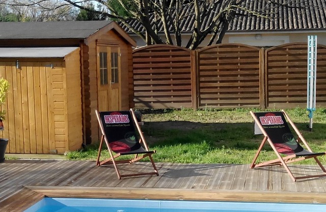 House with swimming pool near Bordeaux