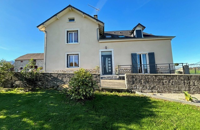 House with swimming pool at the foot of the Pyrenees