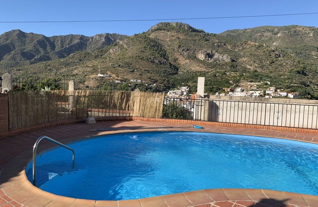 House with views and pool in rural area for 10/12 people