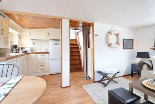 Houseboat Captain's Quarters in Harbour Amsterdam