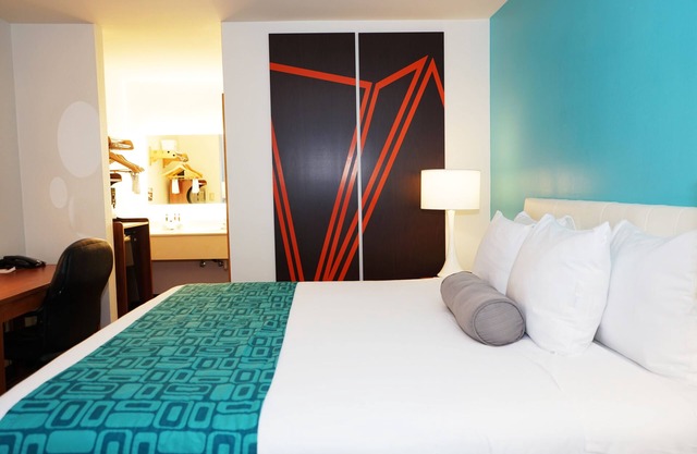 Howard Johnson by Wyndham Salinas