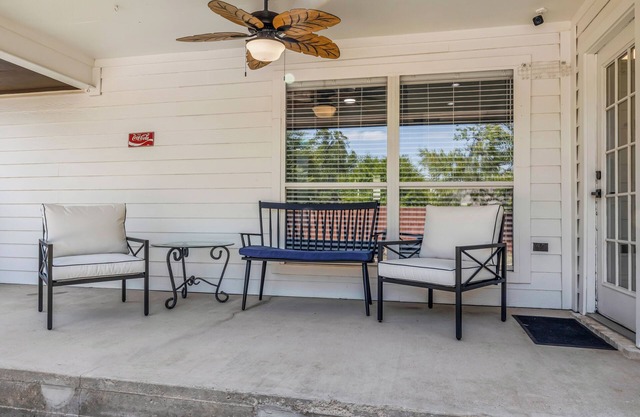 Howdy! Less than 4 miles from Kyle Field, Shirewood Manor is a perfect getaway.