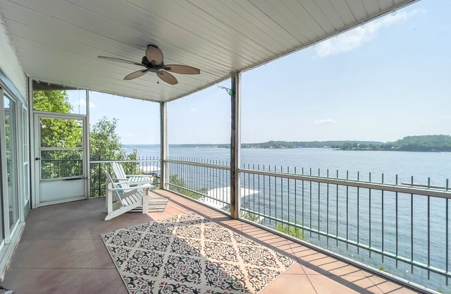 HT901 - Impressive lakefront condo!