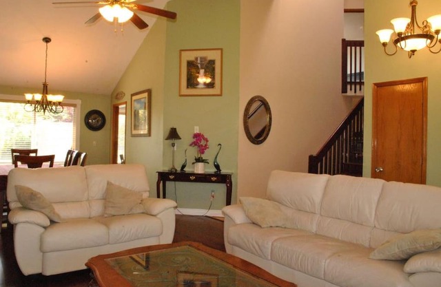 Huge Bdrms on main-Charming vacation home for 19