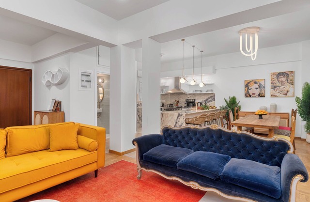 HUGE Central 4BR/3Bath, Luxury, Wifi, AC, Chef's Kitchen, Wraparound balconies!