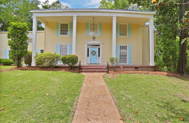 Huge Historic 4BR House w/ Patio, sleeps 12