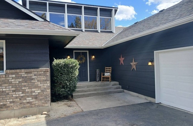 Huge Home, Pool Table, Hot Tub