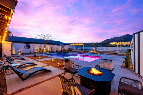 HUGE House in Joshua Tree/Yucca Valley with Pool & Hot Tub