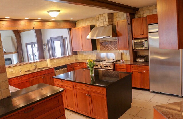 Huge Lakefront A-frame on Owasco, 4 king bedrooms, 5 bathrooms, Sleeps 10-12