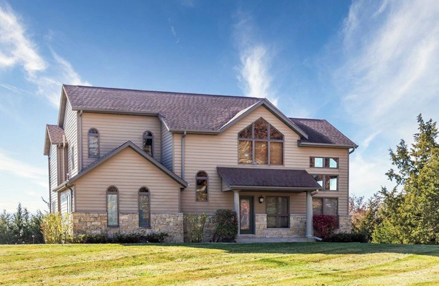 Huge Luxury Pet-Friendly Home with pool table and firepit.