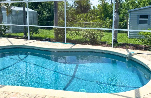 !HUGE POOL/LANAI-BBQ-WASHER/DRYER-NEAR RIVER/BEACH/GOLF/PARKS/SHOPS/RESTAURANTS!