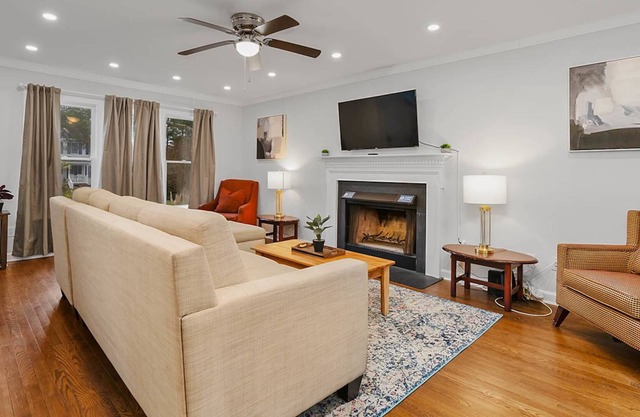 Huge Yard & Deck, Near Downtown - Raleigh Roost