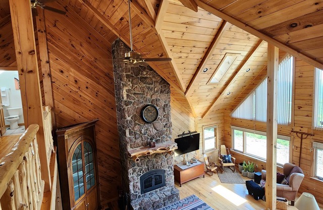 Hummingbird Hideaway is the perfect relaxing mountain retreat! Close to PSU!