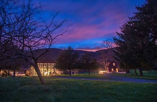 Hunt Hollow Hideaway: log-off & soak in the spa, visit waterfalls and wineries