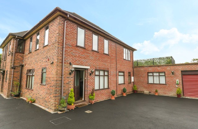 HUNTERS MOON ANNEXE, pet friendly, with a garden in Fulford