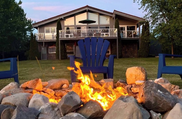 Huron Hideaway - Lakefront Cottage Hot Tub/Pets