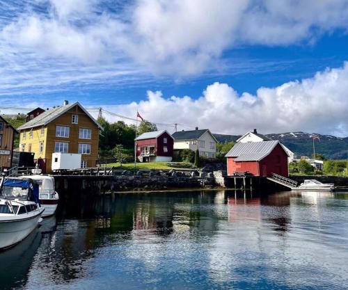 Hus ved Valsøyfjorden