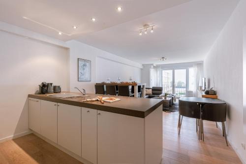Huswell - Beachside 3-Bedroom Duplex Near Sea