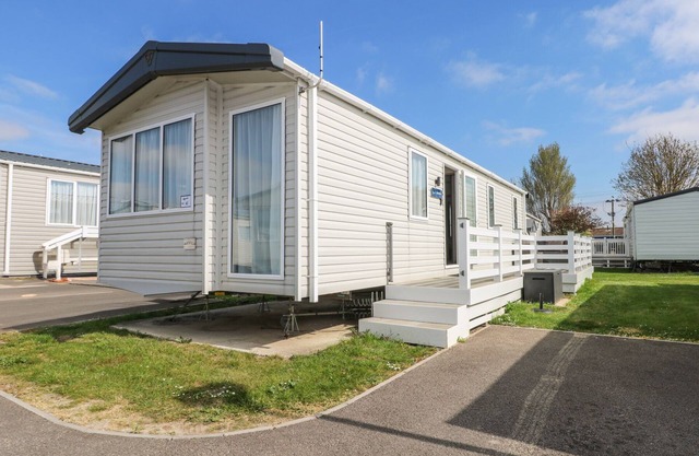 HW42, pet friendly, with pool in Bognor Regis