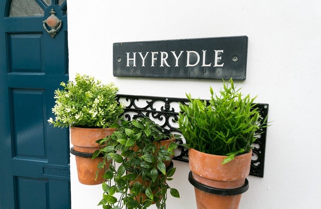 Hyfrydle - a coastal that sleeps 6 guests in 3 bedrooms
