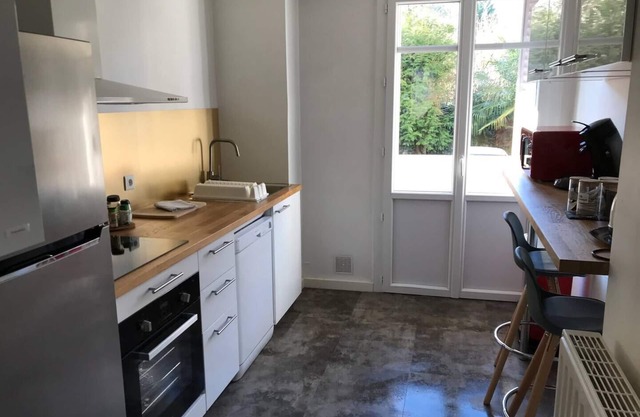 Hyper Centre: Bright 2-bedroom designer apartment.