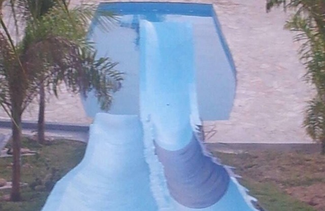 I'm renting a farm with a waterslide, three swimming pools and plenty of space for leisure. Check it out!