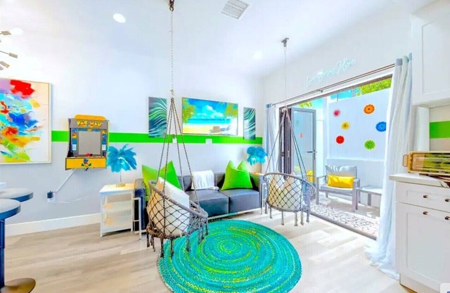 Iconic "2 in 1" Haven near Universal Studios: 2 Hot Tubs, Sleeps 21, Parking!