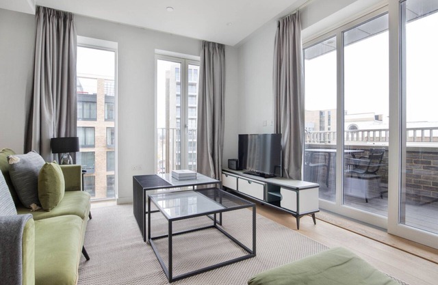 Ideal Farringdon 2BR w/Indoor Pool, Cinema Room & Gym, by Blueground