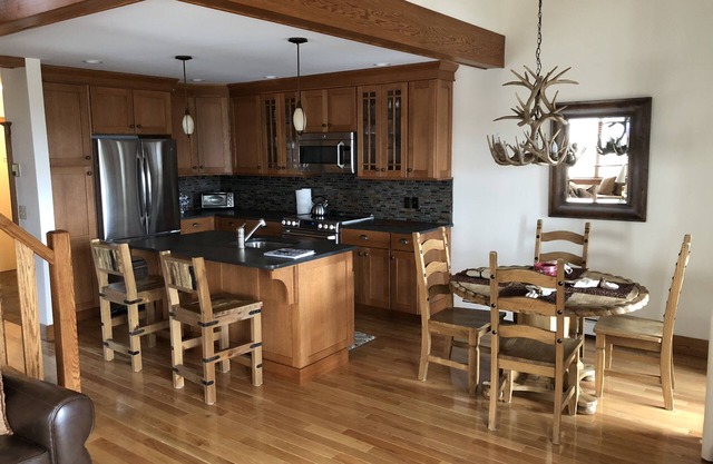 IDEAL LOCATION: Renovated Condo, Ski-In Walk Out To Tamarack Lift And Village