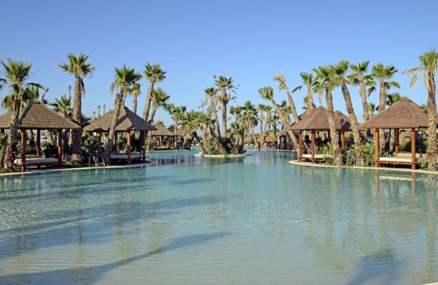 Ideal Location to Relish in Tropical Pools! Mini-golf, Indoor & Outdoor Pools!