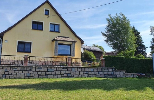 Idyllic accommodation on the mountain, active geocaching and exploring regional highlights.