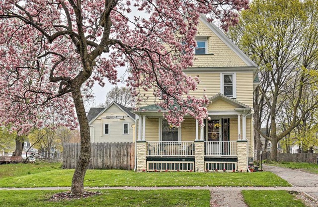 Idyllic Rochester Apt with Hot Tub 2 Miles to Dtwn!