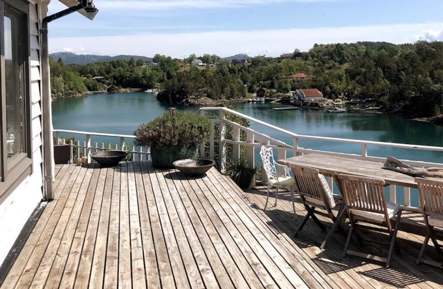 Idyllic summer cabin directly on the fjord.