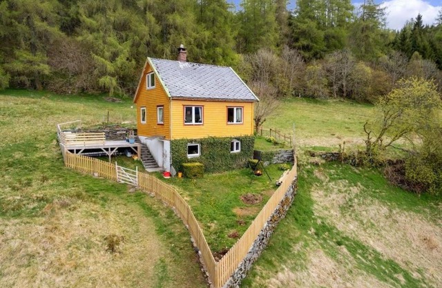 Idyllisk hytte på Leivestad