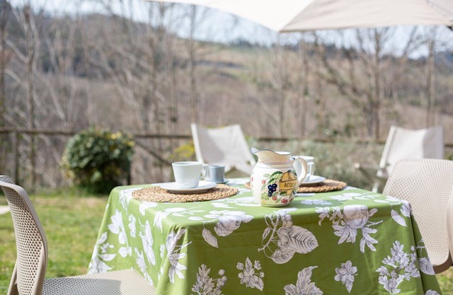 Il Girasole, apartment in farmhouse with garden in the heart of Chianti