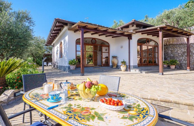 IL TULIPANO - sea view, roof terrace & sunset in villa