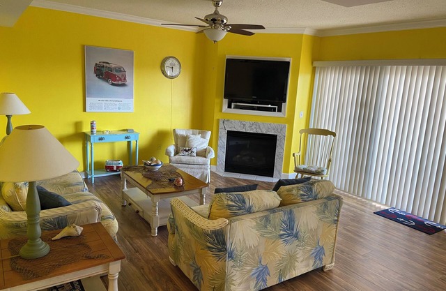 Immaculate 2 BR/2BA Condo, steps from the Beach and Northside Park in North OC