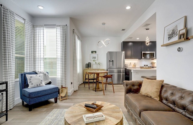 Immaculate 2B/2B Modern Home N. Central | 30+ Days | Perfect for Temp Living