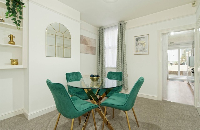 Immaculate 3-Bed House in Chatham