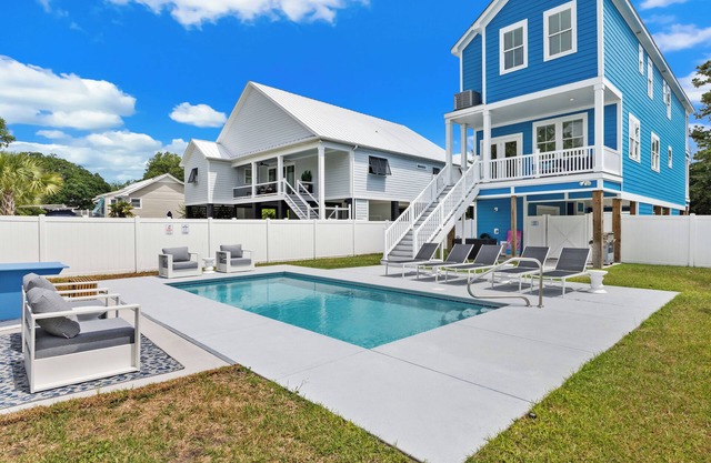 Immaculate 5BR Retreat- Pool and More! The Blue Palm